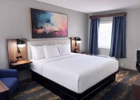 La Quinta Inn & Suites by Wyndham Miamisburg Dayton South 5