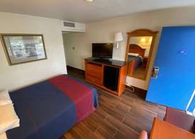 Travelodge by Wyndham Grand Rapids North 2