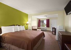 Howard Johnson by Wyndham Grand Prairie Near Lone Star Park 4