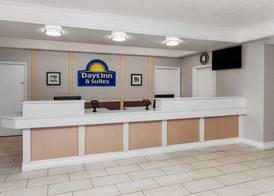 Days Inn & Suites by Wyndham Arlington Heights 2