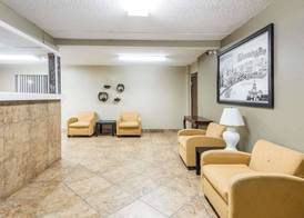 Super 8 by Wyndham Bloomington Normal 3