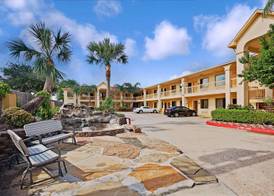 Super 8 by Wyndham Houston Hobby Airport South 2