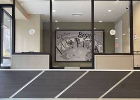 Super 8 by Wyndham Bronx Near Botanical Garden 4