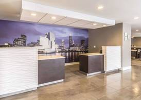 La Quinta Inn & Suites by Wyndham Cleveland - Airport North 3