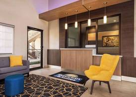 Days Inn & Suites by Wyndham Houston Hobby Airport 2