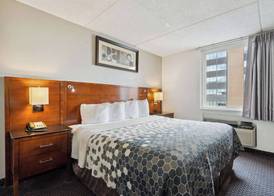 Econo Lodge Inn & Suites Waterloo Downtown 4