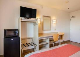 Howard Johnson by Wyndham Lemoore Near Naval Air Station 4