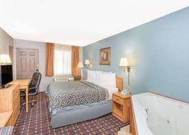 Days Inn by Wyndham Farmer City 3