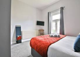 4 Bed House with Pool Table & Parking 3