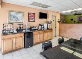Econo Lodge Biltmore 2