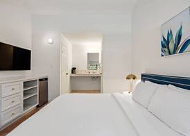The Claire Hotel 4