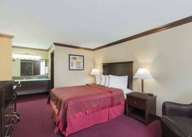 Days Inn by Wyndham Auburn 5