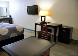 Heritage Inn & Suites 4