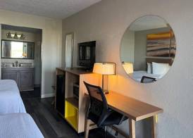 Days Inn & Suites by Wyndham Dayton North 4