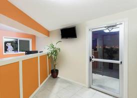Travelodge by Wyndham Seymour 2