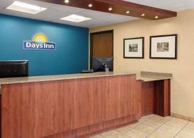 Days Inn by Wyndham Rockford I-90 Walking Distance to Casino 2