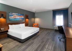 La Quinta Inn & Suites by Wyndham Louisville NE - Old Henry Rd 4