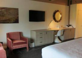 Harbor House Hotel and Marina at Pier 21 4