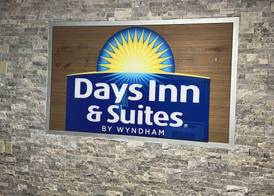 Days Inn & Suites by Wyndham Williamsburg IA North 4