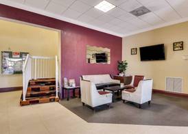 Econo Lodge 5