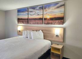 Days Inn & Suites by Wyndham New Iberia 4