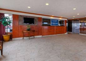 Travelodge by Wyndham Cleveland Airport 4