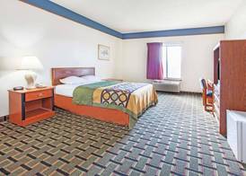 Super 8 by Wyndham Atchison 4