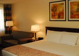 Ramada by Wyndham Bettendorf 4