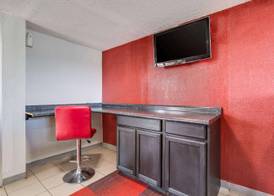Econo Lodge Inn and Suites 5