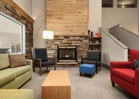 Country Inn & Suites by Radisson, Platteville, WI 3