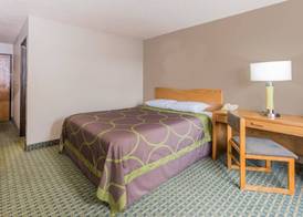 Super 8 by Wyndham St. Charles 3
