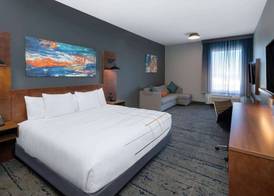 La Quinta Inn & Suites by Wyndham Louisville NE - Old Henry Rd 5