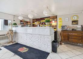Super 8 by Wyndham Millbury/Toledo 3