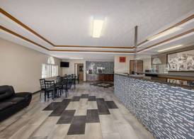 Super 8 by Wyndham De Soto 3