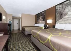 Super 8 by Wyndham Grand Prairie North 3