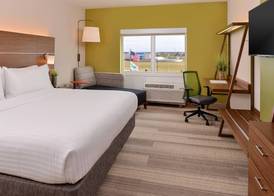Holiday Inn Express & Suites ST. PETERSBURG - MADEIRA BEACH by IHG 3
