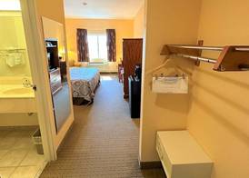 Super 8 by Wyndham Topeka at Forbes Landing 4