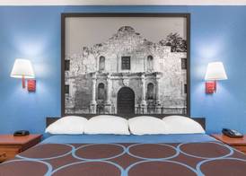 Super 8 by Wyndham San Antonio at I-10 4