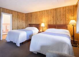 Knob Hill Motor Lodge 4