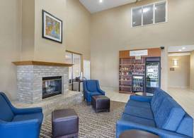 Comfort Suites Normal University area 4