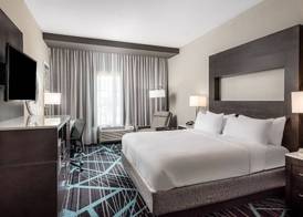 Holiday Inn Express & Suites CHARLOTTE AIRPORT by IHG 4