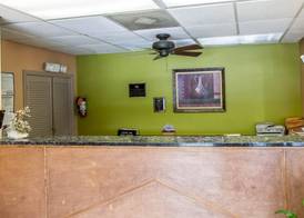 Econo Lodge Biltmore 3