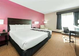 La Quinta Inn & Suites by Wyndham Winnie 4
