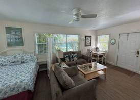 Bahama Beach Club Pompano - Boutique Studios & Apartments close to beach with heated pool 3
