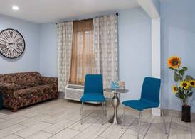 Days Inn & Suites by Wyndham Sellersburg 3