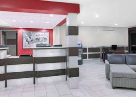 Super 8 by Wyndham Bedford DFW Airport West 3