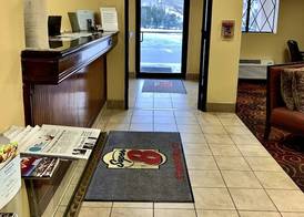 Super 8 by Wyndham Stamford/New York City Area 3