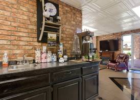 Rodeway Inn Branson, Brick House 4