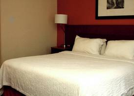 Fairfield Inn & Suites by Marriott Fairmont 5