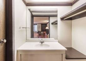 Knights Inn Racine 4